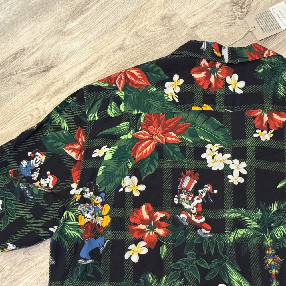 NEW Disney Parks x Tommy Bahama Holiday Christmas Hawaiian Shirt Size M NWT - Picture 11 of 16